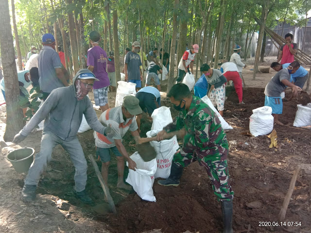 Babinsa Koramil 04/Pedan Bersama Masyarakat Binaan Melaksanakan Karya Bhakti