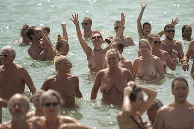 WOW!729 naturists set a new record by hitting the beach stark naked(Photos)