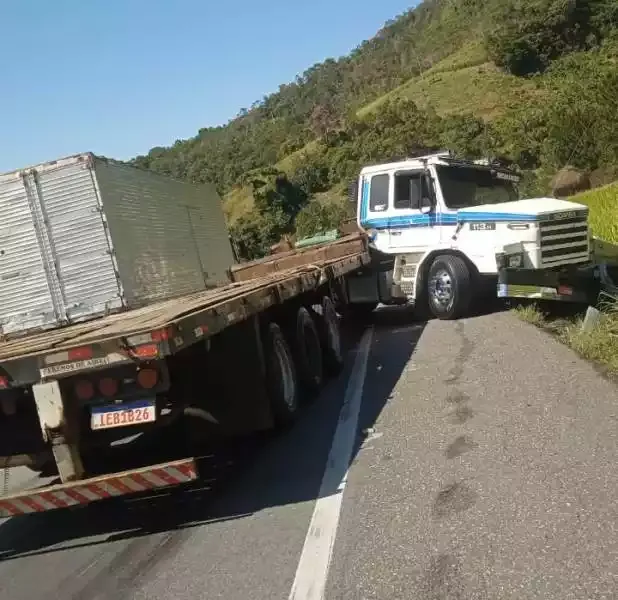 Carreta em L na Régis Bittencourt deixa trânsito lento em Cajati