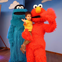 Joel con Elmo y Triki.