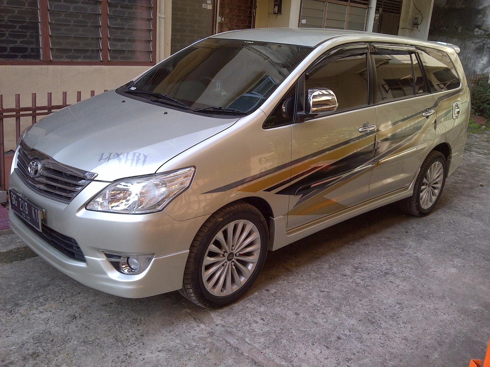 Contoh Gambar Modifikasi Stiker Mobil Innova Modifbiker