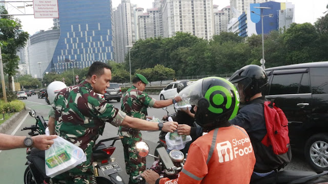 Tebar Kebaikan, Kodim 0503/JB Berbagi Takjil Buka Puasa Kepada Masyarakat 