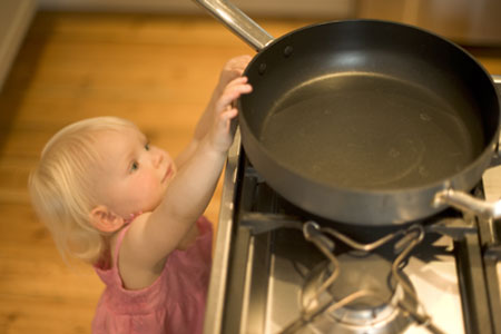 Anak dan bahaya di dapur.