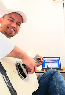 Alex Paixão inspiração dando aula online guitarra acústica