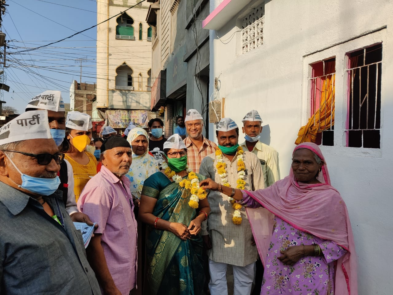 आम आदमी पार्टी की प्रत्याशी श्रीमती प्रतिभा संतोष दीक्षित एवं हरिपुरा वार्ड के पार्षद प्रत्याशी शेख वसीम द्वारा हरिपुरा अपनी पार्टी की ओर से लगातार शतक संपर्क कर आम जनता से रूबरू होकर उनकी समस्या जानी।