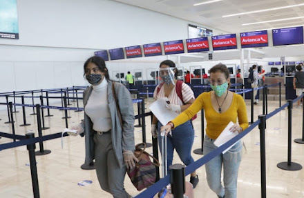 Colombianos varados en Cancún parten a su país en vuelo de rescate humanitario desde el AIC