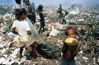 niños jugando en la basura