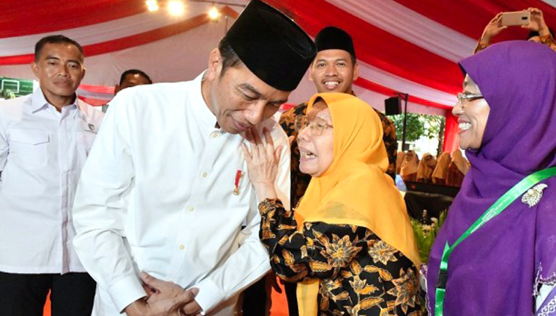 Peluk Hangat Tokoh Perempuan Muhammadiyah ke Jokowi