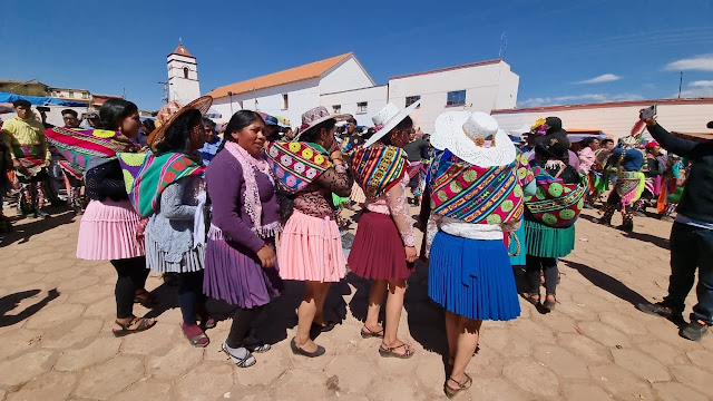 Die ersten Fotos vom Tinku Festival in MACHA - Bolivien. Die große Anzahl von Besuchern und jeder will Bilder versenden zwingt die Mobilfunkstelle in die Knie. Hier ist nur Geduld erfolgreich. Ich werde die Bilder nach und nach hochladen. Die Videos werden am Schluss hochgeladen. Ich will den Besuchern die Möglichkeit geben Bilder ins Netz zu stellen.
