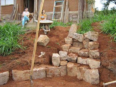 "...o terreno, a vizinhança, a bacia hidrográfica local, as relações com o sol, o vento, as brisas, chuvas, ecossistemas locais, etc." 