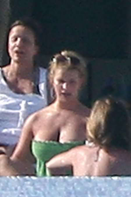 [gallery_main-0402_jessica_simpson_mexico_02.jpg]