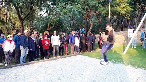 ▲彰化市多了一個新的森林公園，位於保四總隊對面的嶄新華陽公園，佔地約5公頃是彰化市最大的公園，延續在地的自然原始的空間氛圍，以森林意象做為發想，創造出孩童們的森林探險遊戲場。（記者林明佑攝）
