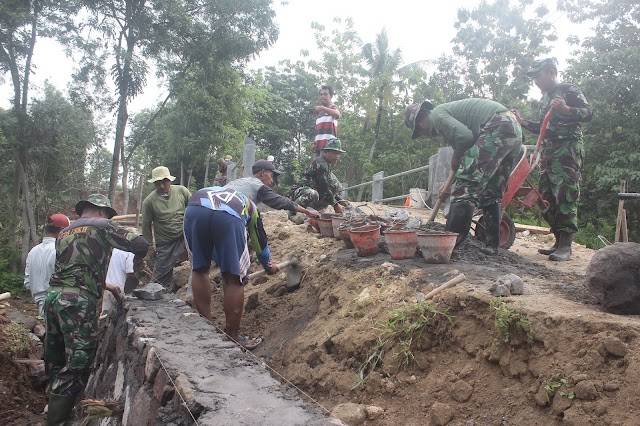 Dalam Pra TMMD Reguler ke 104, Kebersamaan Satgas Pra TMMD dan Warga dalam Pembuatan talud Jalan Desa