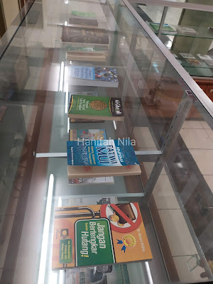 Etalase Buku Masjid Agung Surabaya