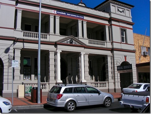 20090515-11-50-40-around-armidale--streets-and-architecture