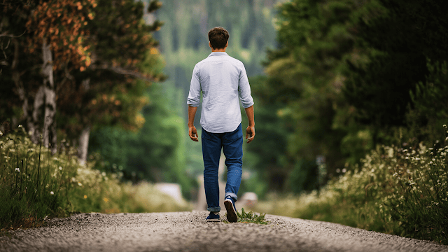 Homem andando em uma estrada