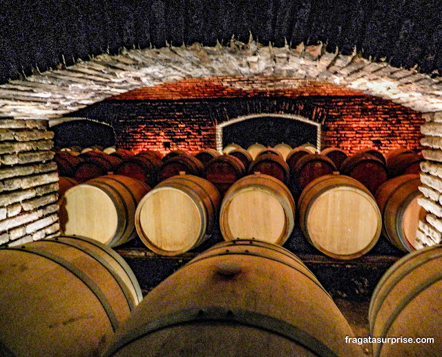 Tonéis de vinho guardados na "bodega mal-assombrada" da Vinícola Concha y Tor
