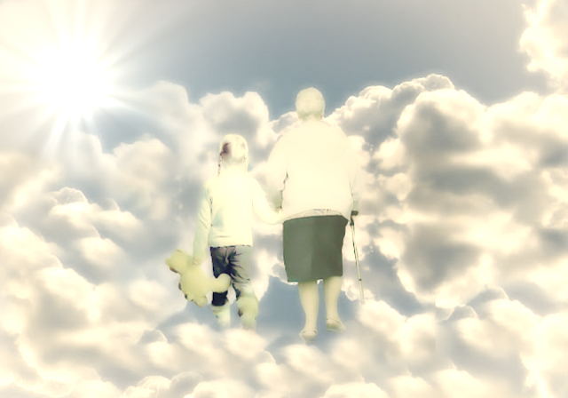 Una anciana y una niña de la mano caminando entre nubes.
