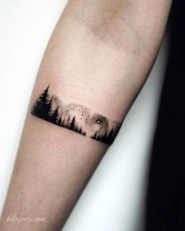 foto con tatuaje de bosque espectaculare