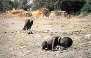 <Img src="niña-muriendo-buitre-esperando.jpg" width = "300" height "192" border = "0" alt = "Foto de Kevin Carter con niña muriendo de hambre">