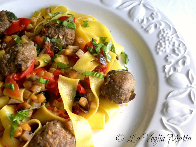 pappardelle con polpettine di carne melanzane e pomodori