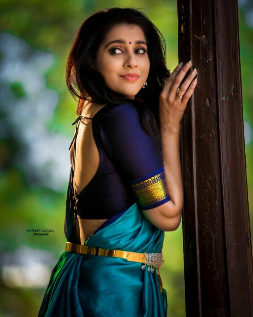 Actors Gallery: Rashmi Sizzles In Sleeveless Saree