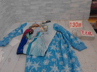 中古品　子供服　１３０㎝　アナと雪の女王　パジャマ　１１０円