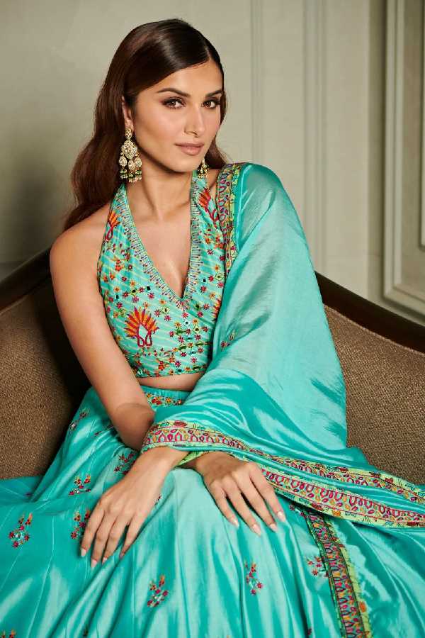 tara sutaria blouse design saree cleavage bollywood