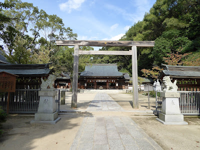 四條畷神社 神明鳥居と拝殿