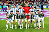 SELECCIÓN DE ARGENTINA. Temporada 2022-23. Lisandro Martínez, Cristian Romero, Nicolás Otamendi, Emiliano Martinez, Alexis Mac Allister, Nahuel Molina. Lionel Messi, Rodrigo De Paul, Julián Álvarez, Marcos Acuña, Enzo Fernández. SELECCIÓN DE PAÍSES BAJOS 2 SELECCIÓN DE ARGENTINA 2 En los penaltis: SELECCIÓN DE PAÍSES BAJOS 3 SELECCIÓN DE ARGENTINA 4 Viernes 09/12/2022, 20:00 horas. XXII Copa Mundial de fútbol de la FIFA Catar 2022, cuartos de final. Lusail, Al Daayen, Catar, estadio de Lusail: 88.235 espectadores. GOLES: ⚽0-1: 35’, Nahuel Molina. ⚽0-2: 73’, Lionel Messi, de penalti. ⚽1-2: 83’, Wout Weghorst. ⚽2-2: 90+11’, Wout Weghorst. PENALTIS: ❌0-0: Virgil van Dijk, para Emiliano Martínez. ⚽0-1: Lionel Messi, gol. ❌0-1: Steven Berghuis, para Emiliano Martínez. ⚽0-2: Leandro Paredes, gol. ⚽1-2: Teun Koopmeiners, gol. ⚽1-3: Gonzalo Montiel, gol. ⚽2-3: Wout Weghorst, gol. ❌2-3: Enzo Fernández, lanza fuera. ⚽3-3: Luuk De Jong, gol. ⚽3-4: Lautaro Martínez, gol.