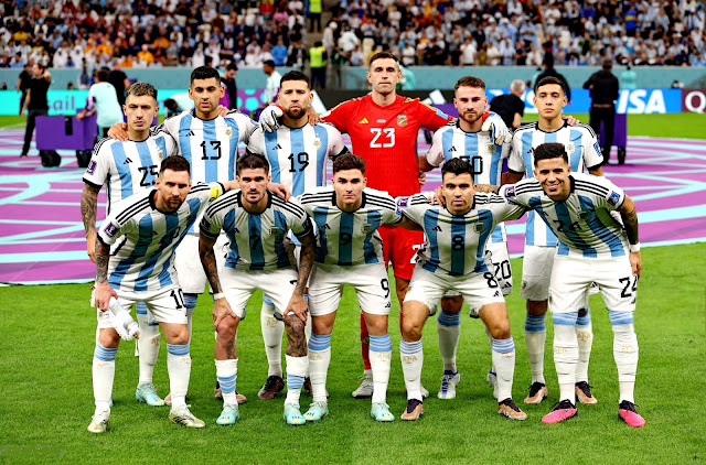 SELECCIÓN DE ARGENTINA. Temporada 2022-23. Lisandro Martínez, Cristian Romero, Nicolás Otamendi, Emiliano Martinez, Alexis Mac Allister, Nahuel Molina. Lionel Messi, Rodrigo De Paul, Julián Álvarez, Marcos Acuña, Enzo Fernández. SELECCIÓN DE PAÍSES BAJOS 2 SELECCIÓN DE ARGENTINA 2 En los penaltis: SELECCIÓN DE PAÍSES BAJOS 3 SELECCIÓN DE ARGENTINA 4 Viernes 09/12/2022, 20:00 horas. XXII Copa Mundial de fútbol de la FIFA Catar 2022, cuartos de final. Lusail, Al Daayen, Catar, estadio de Lusail: 88.235 espectadores. GOLES: ⚽0-1: 35’, Nahuel Molina. ⚽0-2: 73’, Lionel Messi, de penalti. ⚽1-2: 83’, Wout Weghorst. ⚽2-2: 90+11’, Wout Weghorst. PENALTIS: ❌0-0: Virgil van Dijk, para Emiliano Martínez. ⚽0-1: Lionel Messi, gol. ❌0-1: Steven Berghuis, para Emiliano Martínez. ⚽0-2: Leandro Paredes, gol. ⚽1-2: Teun Koopmeiners, gol. ⚽1-3: Gonzalo Montiel, gol. ⚽2-3: Wout Weghorst, gol. ❌2-3: Enzo Fernández, lanza fuera. ⚽3-3: Luuk De Jong, gol. ⚽3-4: Lautaro Martínez, gol.