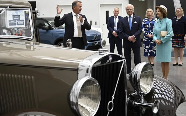 The King and Queen visited Volvo Cars and Holje Park. Queen Silvia wore a blue skirt suit, blazer and skirt. Sweden's National Day 2022