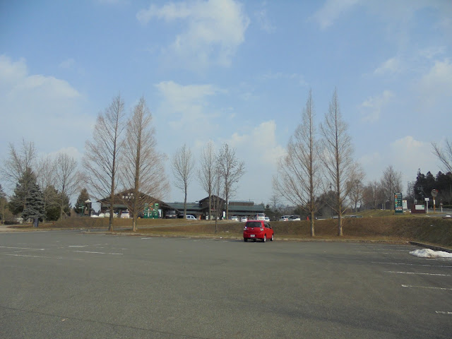 春に近づくガーデンプレイスの駐車場