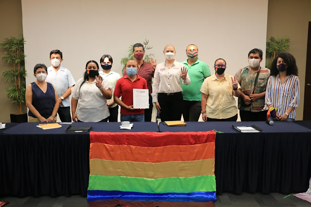 Firma Vero Camino agenda del colectivo LGBTT TIQ+ de Yucatán