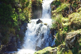 Vista de uno de las pequeñas cascadas que forma el río del Valle en su descenso