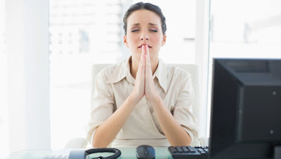 Accountant in Dubai Praying