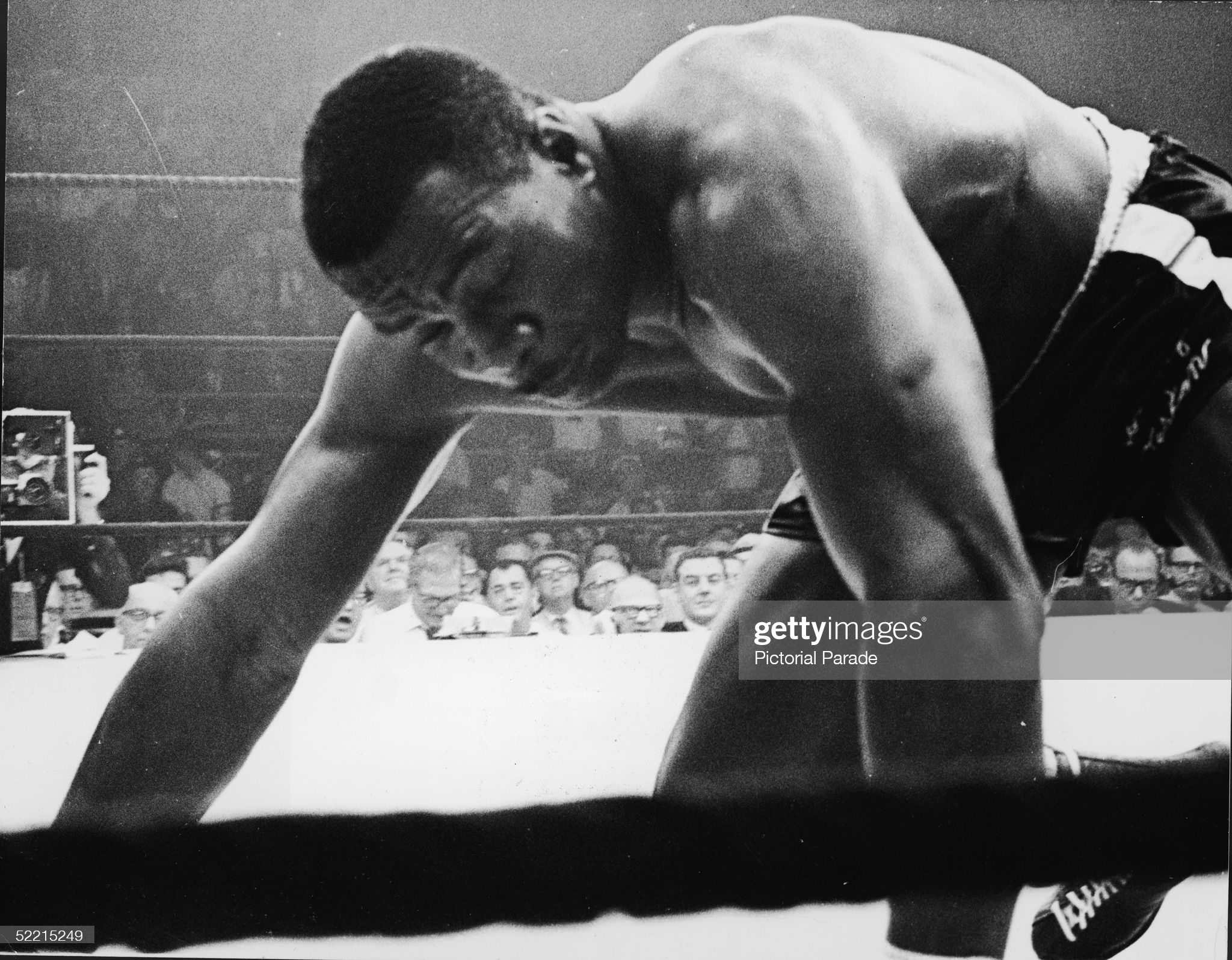 Sonny Liston v Muhammad Ali ‎LEWISTON - 25 DE MAYO: Sonny Liston (1932 - 1971) se prepara con las manos mientras lucha por pararse dentro del ring después de recibir un puñetazo de Muhammad Ali el 25 de mayo de 1965 en Lewiston, Maine. Liston fue campeón de los pesos pesados desde 1962 hasta 1964 cuando perdió el título ante Muhammad Ali en el primer partido. (Foto por Pictorial Parade/Getty Images)‎