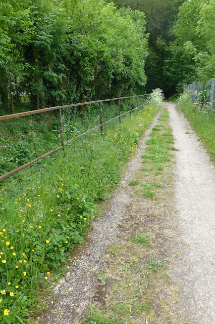 suivre le ruisseau et dépasser le cimetierre