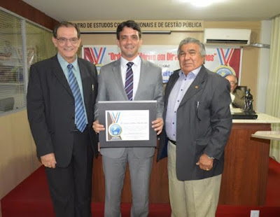 OAB-MA concede medalha e recebe Ordem do Mérito em Direitos Humanos