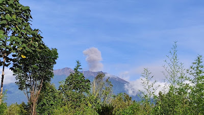  Gunung Raung 'Batuk', Suaranya Menggelegar