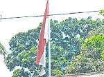 Bendera Merah Putih Berkibar dengan Kondisi Sobek dan Kusam