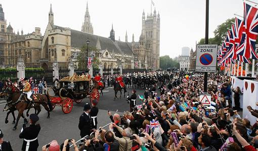 Potret Jutaan Audiens Ikut Memeriahkan Pernikahan Pangeran William dan Kate Middleton di London - The Facemash Post