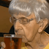 Tiene 102 años y asegura que el secreto de la vida eterna es tomar cerveza.