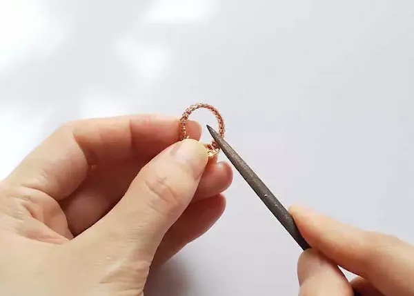 渦巻きワイヤーリングの作り方step11:ワイヤーの切り口にヤスリをかける