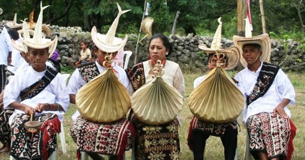 Pakaian Adat NTT, Jenis-jenis, Gambar, dan Penjelasannya 