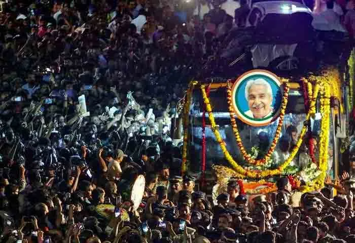 An emotional Kottayam bids farewell to Oommen Chandy at Thirunakkara, Thiruvananthapuram, News, Politics, Kottayam, DCC Office, Funeral, Rahul Gandhi, Congress, Kerala