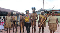 Bawa Program Perisai ke Polres Deiyai, Wakapolda Papua Disambut Tarian Adat Suku Mee