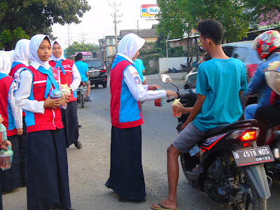 PMR SMPN 1 WEDARIJAKSA BAGI-BAGI TAKJIL GRATIS