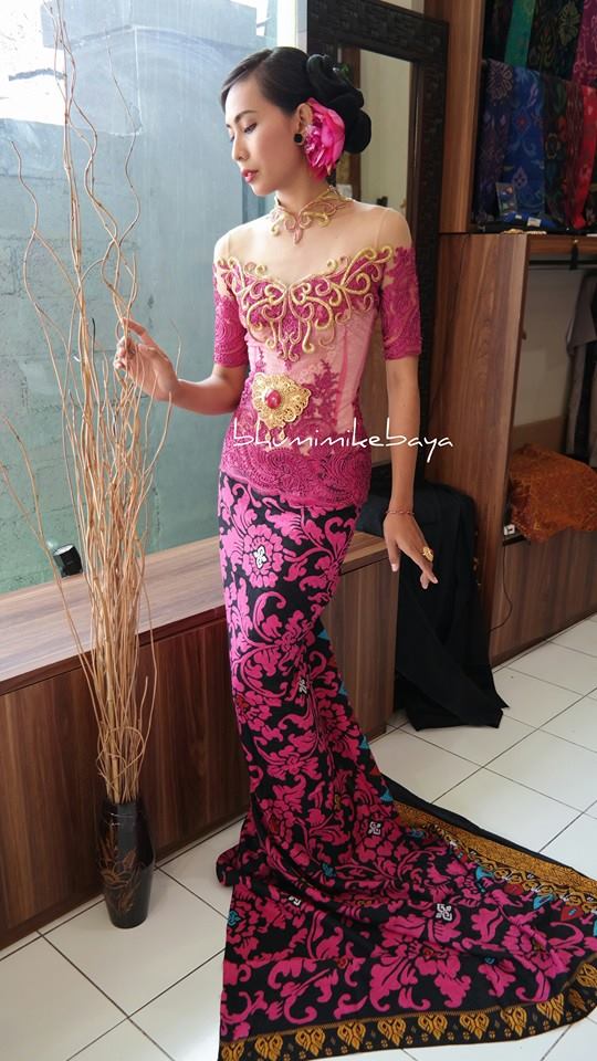 Kemewahan Kebaya berpadu dengan motif prada