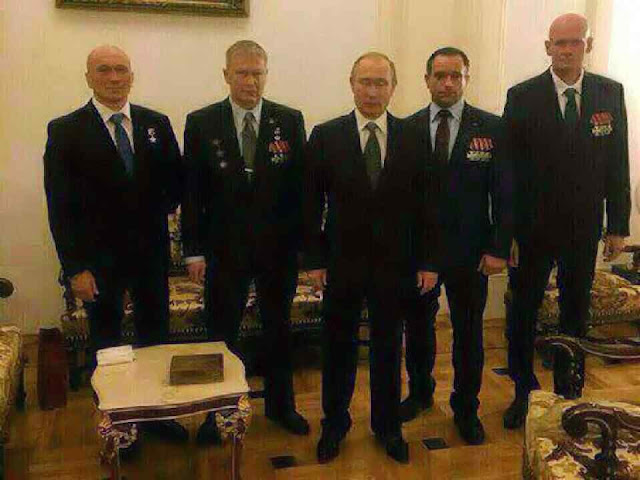 Putin condecora milicianos, 'Wagner' ou Dmitriy Valeryevich Utkin está à sua extrema direita.